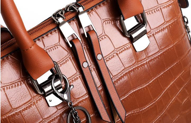 Valentina® | SET TASCHEN VAN HANDGEVEREID LEDER MET 4 DELEN
