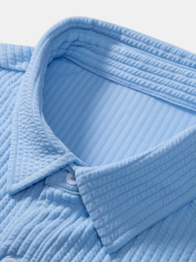 Overhemd en korte broek met nerveuze knoop