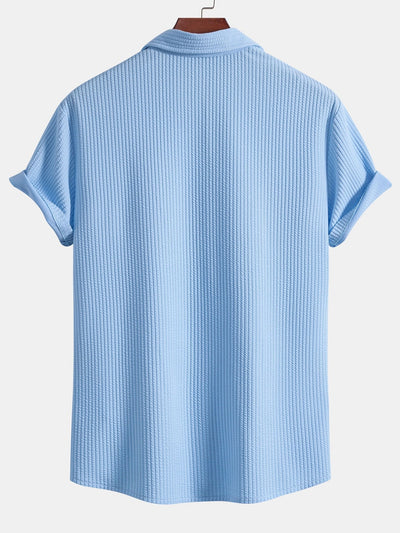 Overhemd en korte broek met nerveuze knoop